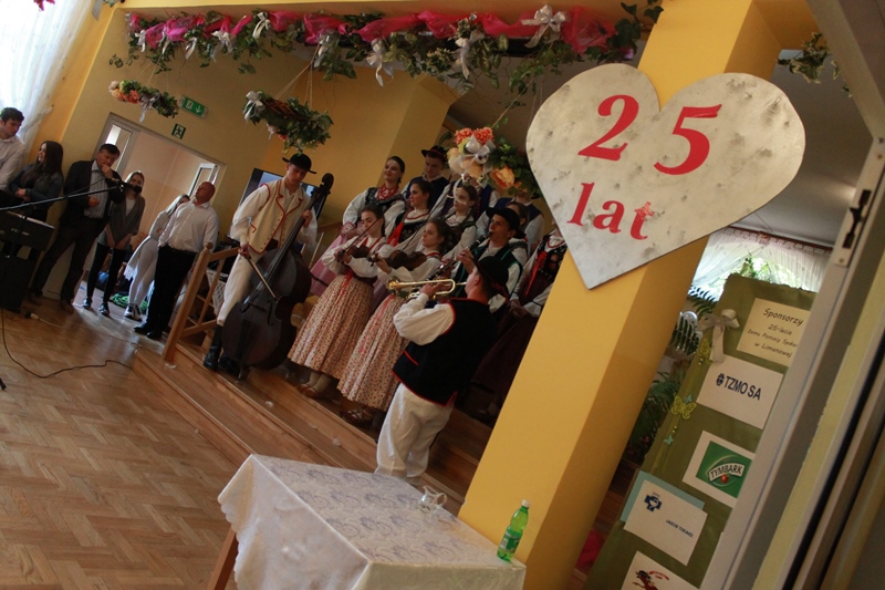 Uczniowie Zespołu Szkół Nr 1  na Jubileuszu w limanowskim Domu Pomocy Społecznej