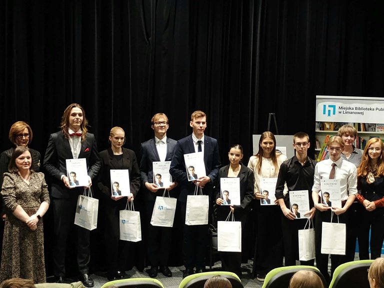 Poezja Baczyńskiego w interpretacji naszych uczniów – sukces w powiatowym konkursie recytatorskim