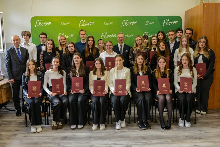 Siła wiedzy, siła młodości – najlepsi uczniowie „Ekonoma” ze Stypendiami Starosty Powiatu Limanowskiego